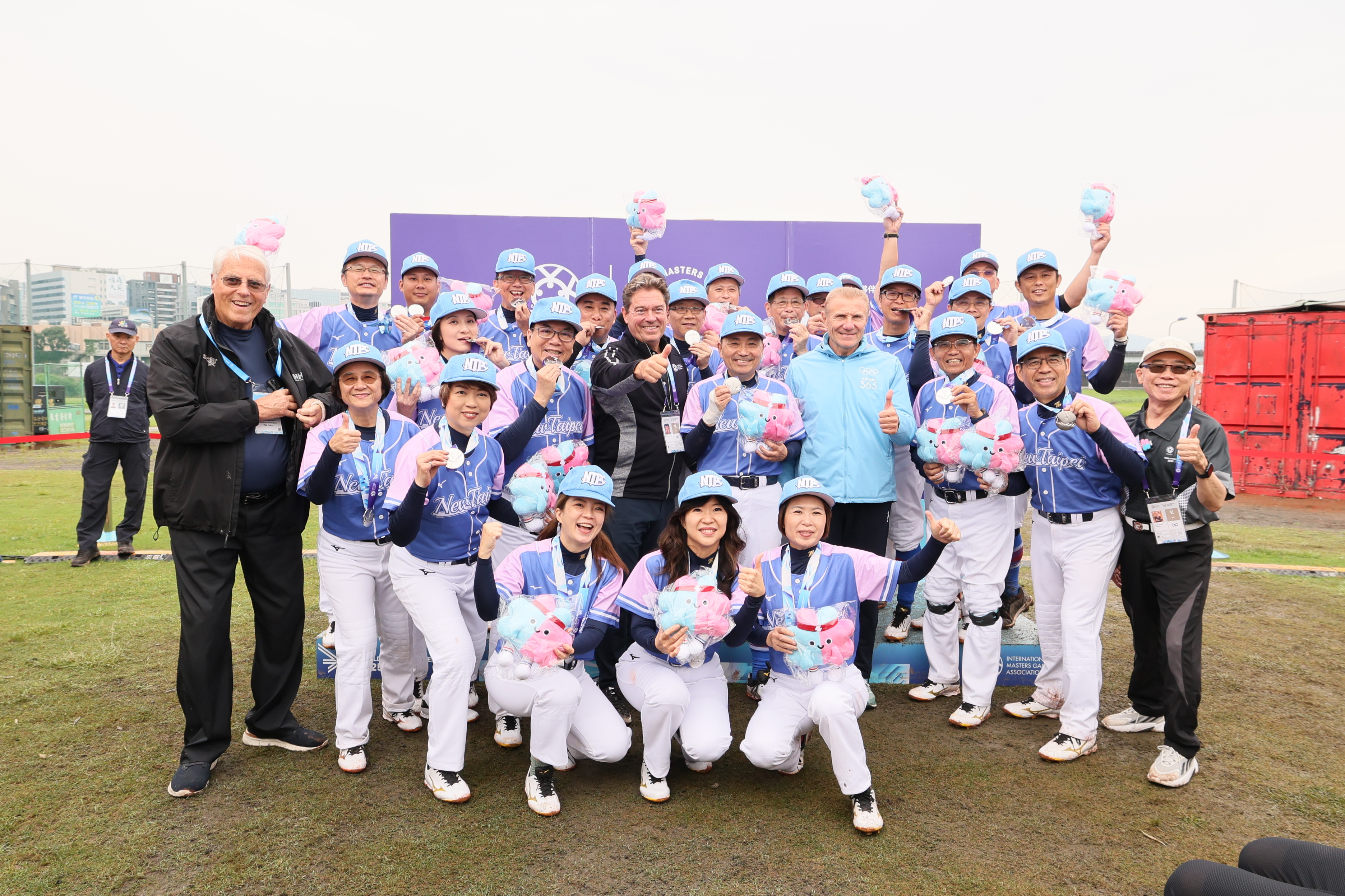 世壯運慢壘新北市拿下銀牌 由IMGA會長布卡頒獎